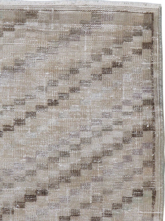 Se trata de un anatolio turco de mediados del siglo XX.  Una alfombra vintage de Anatolia, de tonos suaves y textura desgastada.