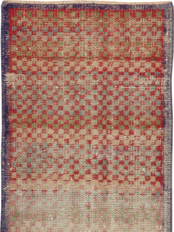 Tapis de course turc vintage d'Anatolie du milieu du 20e siècle avec un motif en damier et une texture vieillie.
