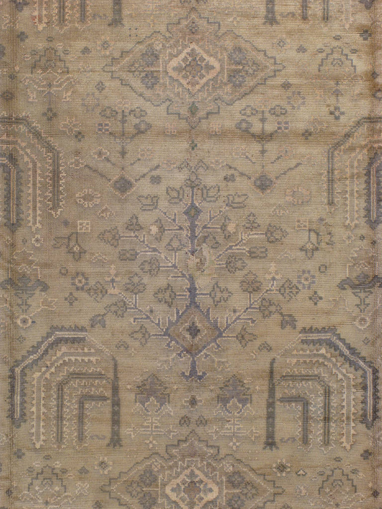 Alfombra Oushak europea de principios del segundo cuarto del siglo XX.