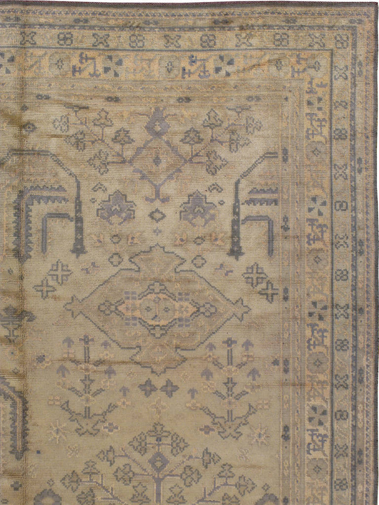 Alfombra europea antigua Oushak en Bueno estado para la venta en New York, NY