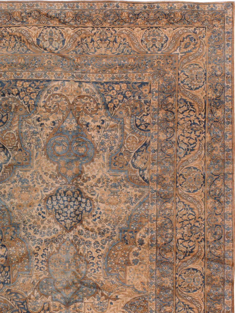 Alfombra Persa Antigua Lavar Kerman 12ft. 7in. x 18ft. 7in. en Bueno estado para la venta en New York, NY