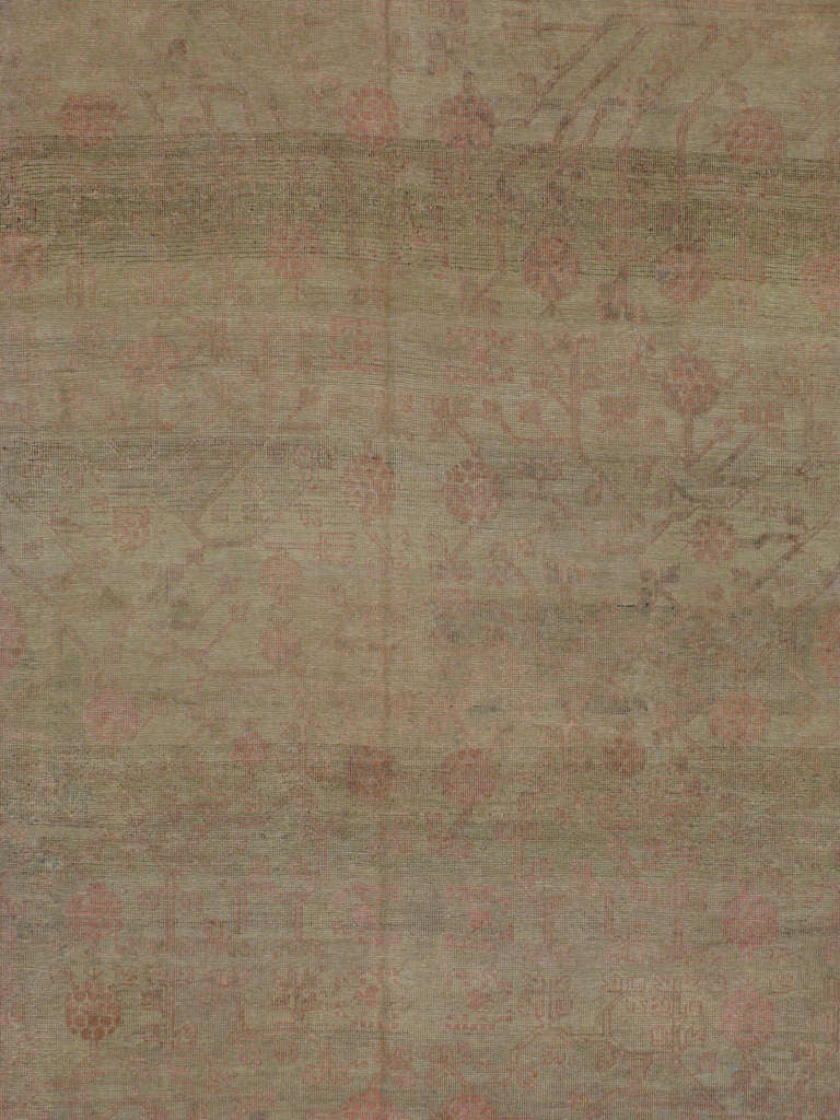 Un Khotan du Turkestan oriental du début du 20ème siècle.  Les tapis et moquettes anciens de Khotan étaient produits dans la ville oasis du Turkestan oriental, qui fait aujourd'hui partie de la région du Xinjiang, dans l'ouest de la Chine.  Cette