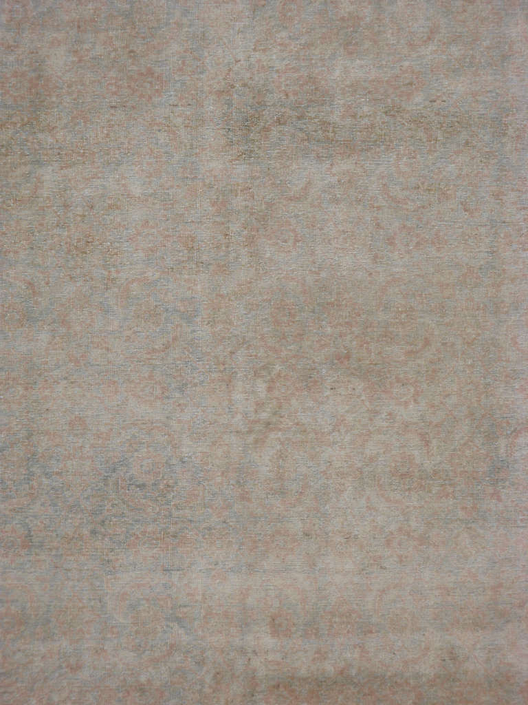 Un Tabriz persa de principios del siglo XX.  Desde el siglo XVII, Irán empezó a exportar alfombras artesanales a todo el mundo, especialmente a Europa.  Los artistas utilizaban una de las tres versiones de telares verticales que más tarde se