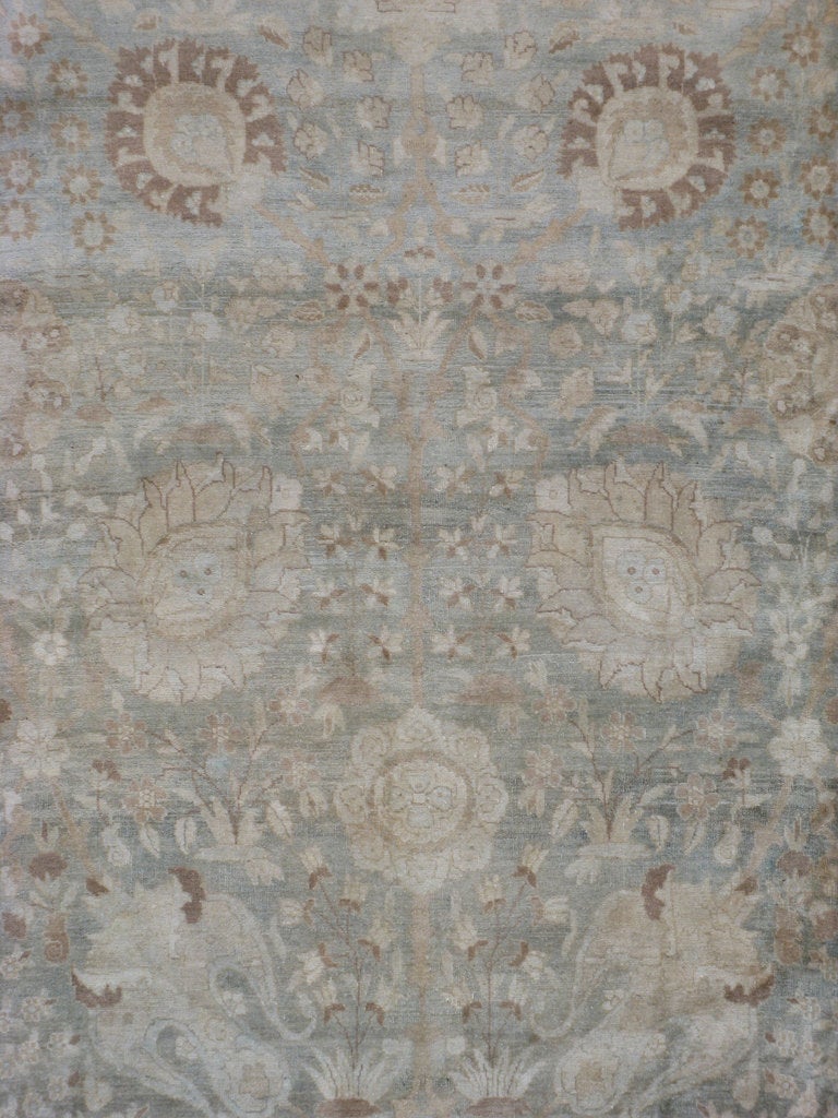 Desde el siglo XVII, Irán empezó a exportar alfombras artesanales a todo el mundo, especialmente a Europa.  Los artistas utilizaban una de las tres versiones de telares verticales que más tarde se denominarían telar de Tabriz.  Los artistas creaban