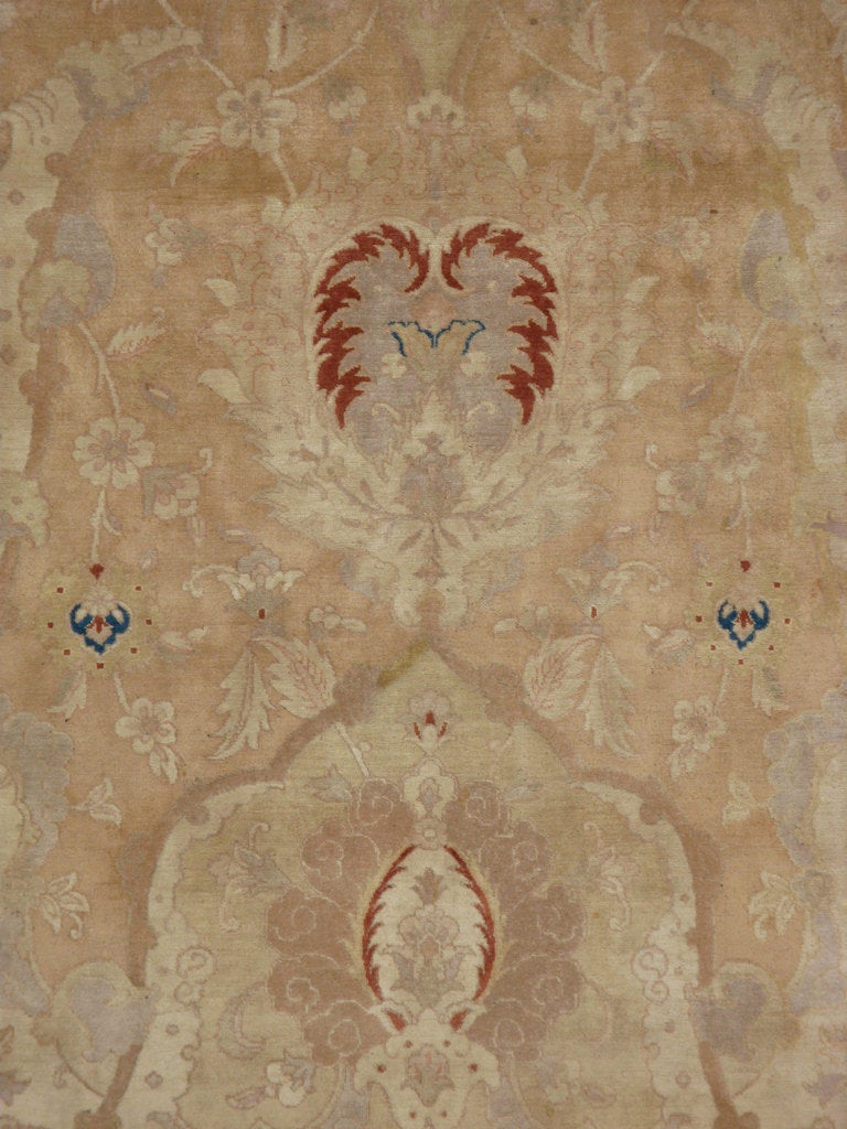 Desde el siglo XVII, Irán empezó a exportar alfombras artesanales a todo el mundo, especialmente a Europa.  Los artistas utilizaban una de las tres versiones de telares verticales que más tarde se denominarían telar de Tabriz.  Los artistas creaban