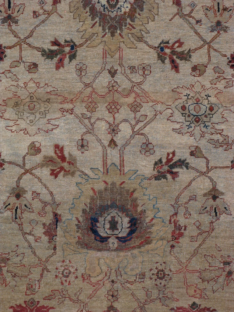 Se encuentran alfombras mahal con motivos tribales y curvilíneos.  Este atributo deriva de la posición única de la ciudad de Mahallat, que se encuentra entre las ciudades de Arak y Delijan, en el camino de los pueblos tribales del sur de Irán.  En