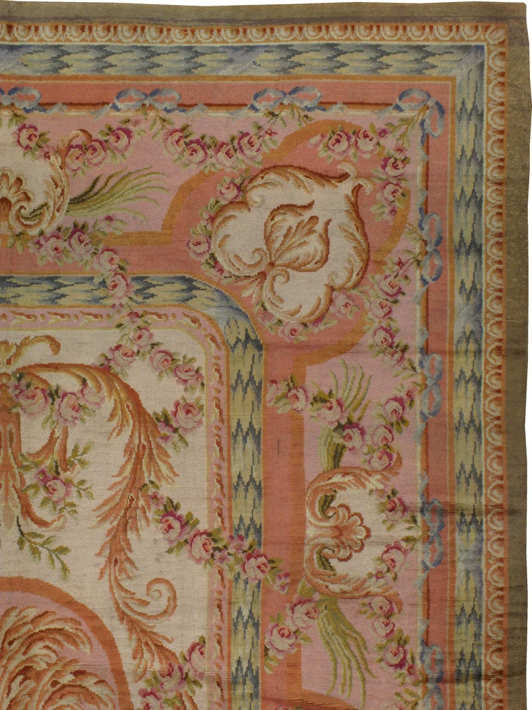 Français Ancien tapis de Savonnerie français de 12 pieds x 18 pieds 11 po. en vente