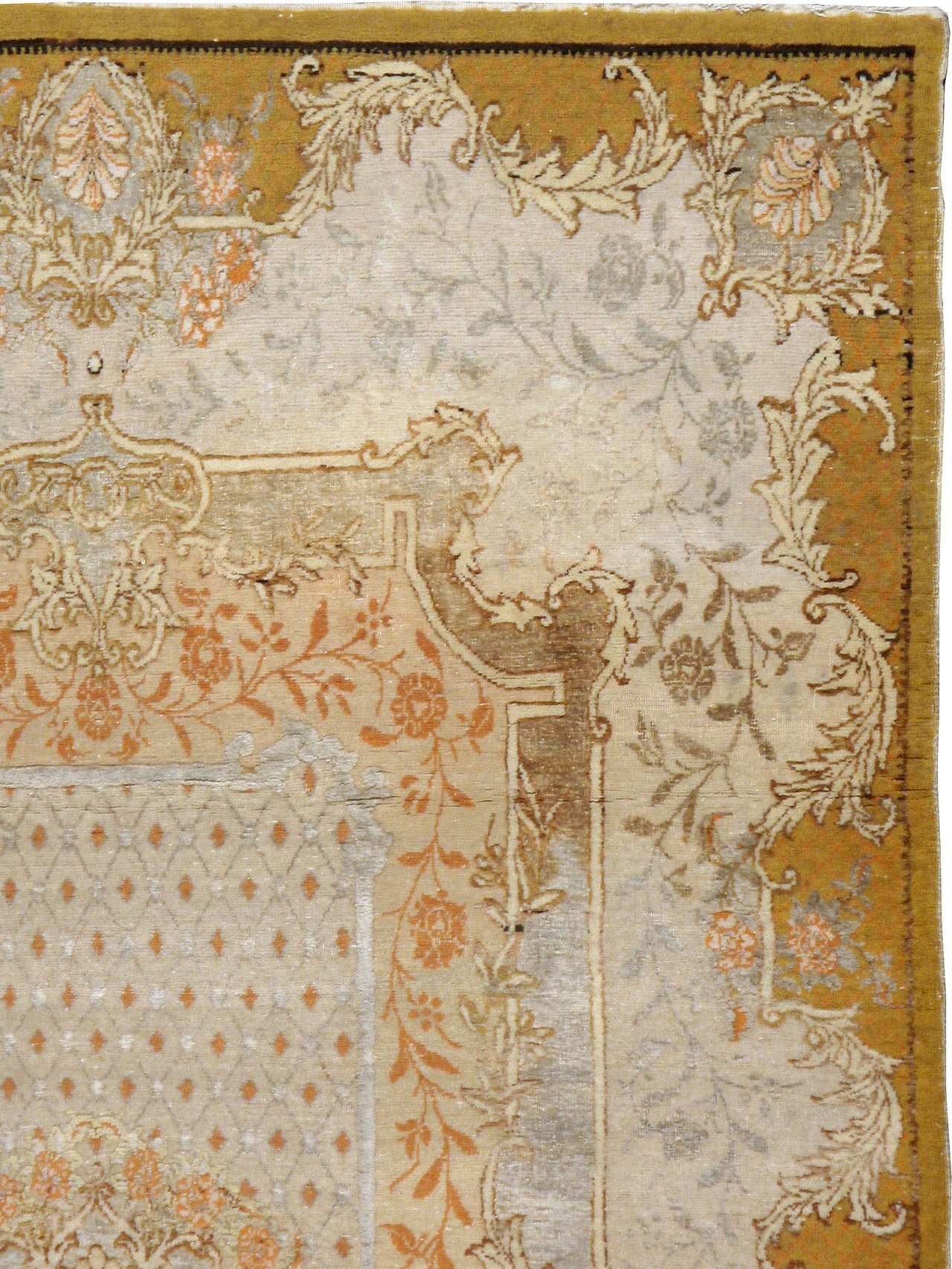 Ein antiker türkischer Souf Hereke Teppich aus dem ersten Viertel des 20. Jahrhunderts. Das Medaillon und der Schutzrand zeigen ein elegantes florales Muster, das durch eine verschlungene Ranke und Schnecke verbunden ist. Einige der Muster wurden in