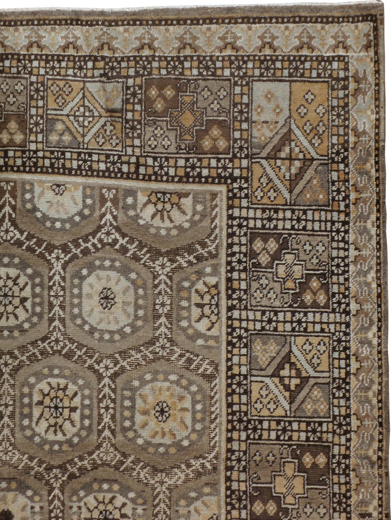 Antiker Ostturkestanischer Khotan-Teppich 6ft. 8in. x 13ft. 1in. (Chinesisch) im Angebot