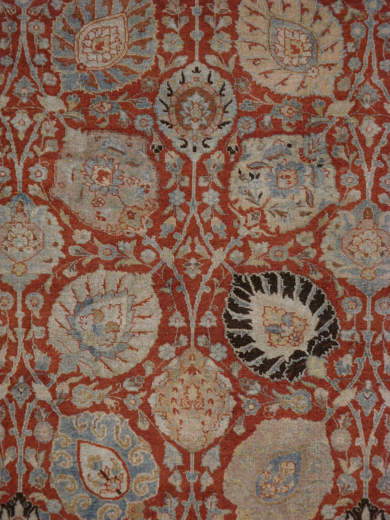 Depuis le XVIIe siècle, l'Iran a commencé à exporter des tapis artisanaux dans le monde entier, notamment en Europe. Les artistes utilisaient l'une des trois versions de métiers à tisser verticaux, plus tard désignés sous le nom de métier de Tabriz.