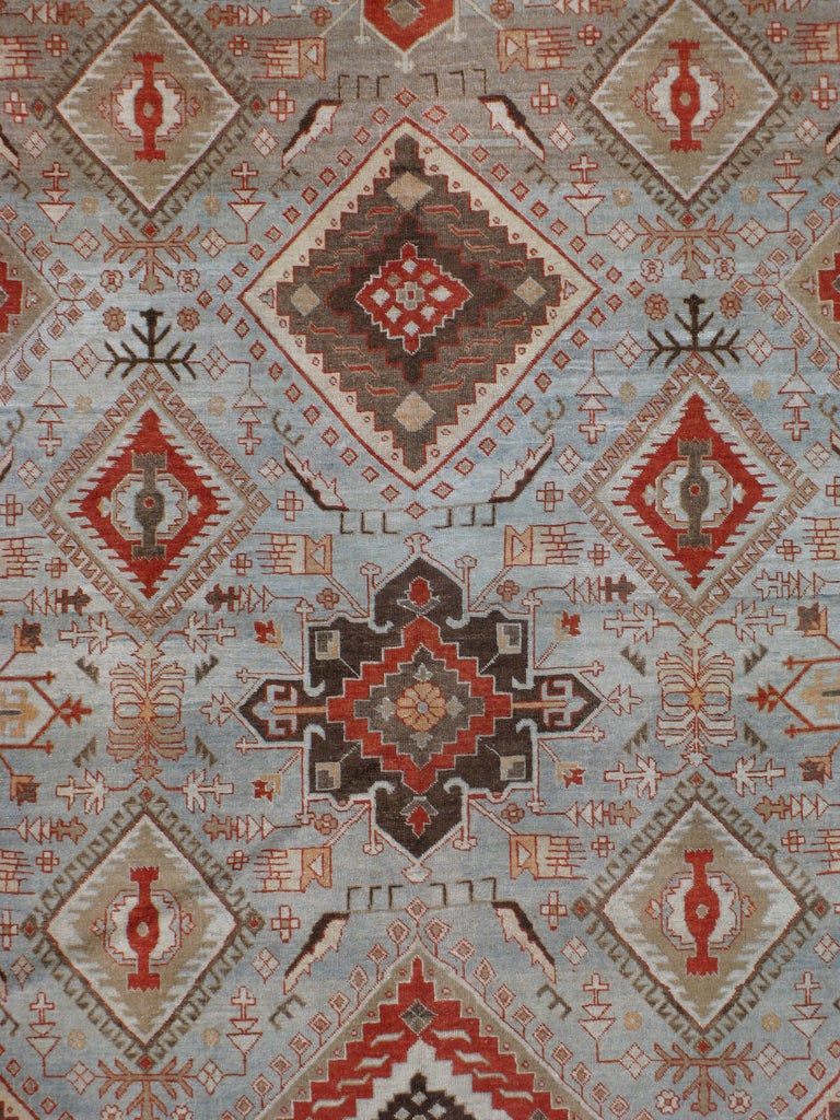 Desde el siglo XVII, Irán empezó a exportar alfombras artesanales a todo el mundo, especialmente a Europa.  Los artistas utilizaban una de las tres versiones de telares verticales que más tarde se denominarían telar de Tabriz.  Los artistas creaban