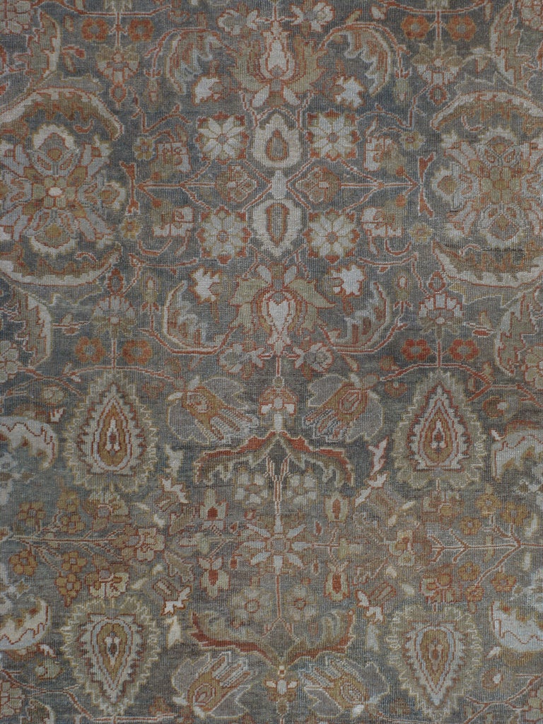 Se encuentran alfombras mahal con motivos tribales y curvilíneos.  Este atributo deriva de la posición única de la ciudad de Mahallat, que se encuentra entre las ciudades de Arak y Delijan, en el camino de los pueblos tribales del sur de Irán.  En