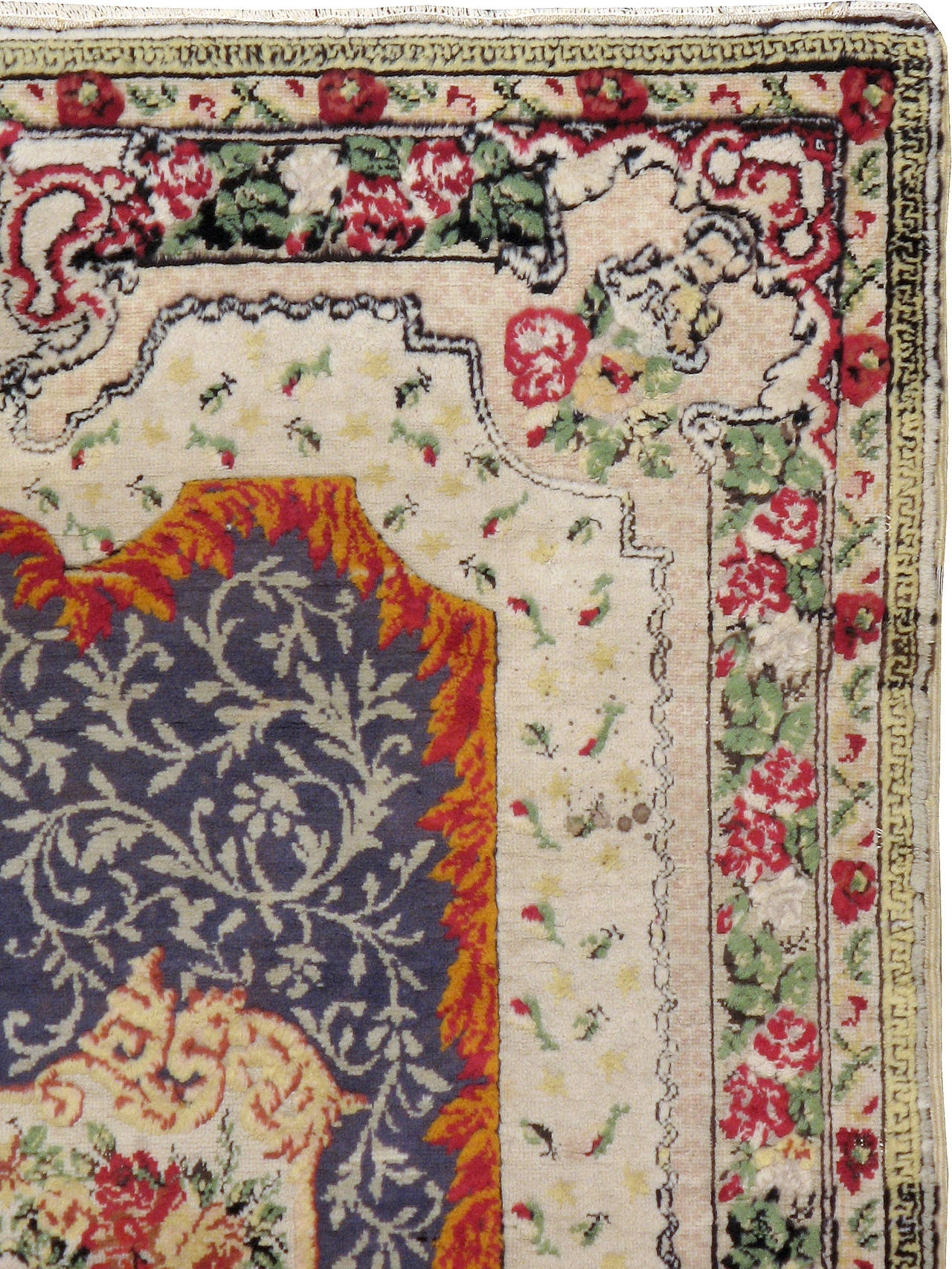 Ein antiker türkischer Hereke-Teppich aus dem ersten Viertel des 20. Jahrhunderts. Das geometrische Medaillon und der Schutzrand werden durch elegante florale Motive und ein Arabeskenmuster kontrastiert. Ein Souf ist ein Teppich, der ein Flachgewebe