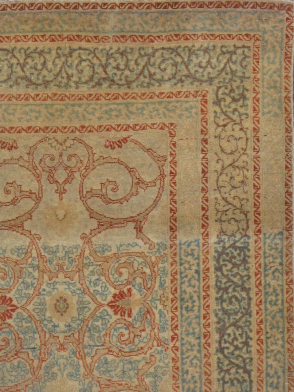 Un Tabriz Hadji Jalili perse cultivé dans un motif habilement conçu.