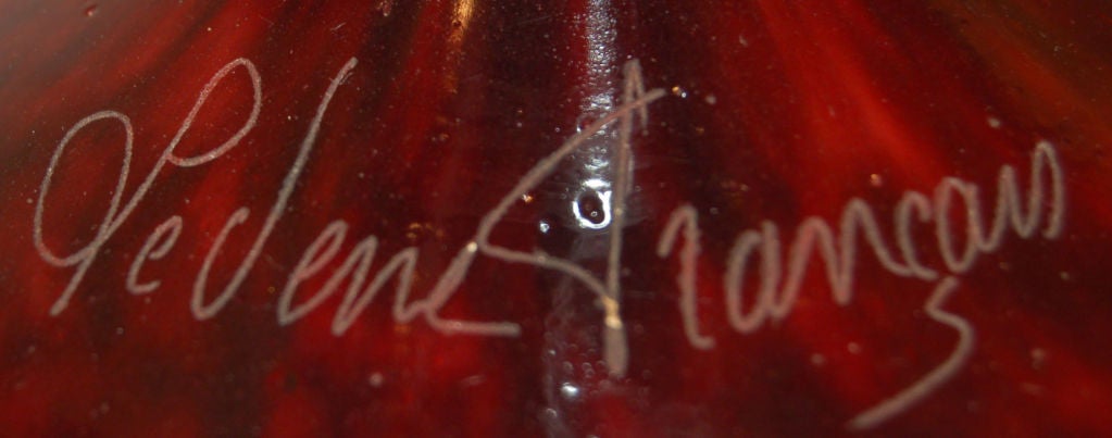 Un vase en verre incrusté et gravé, portant l'inscription Le Verre Français.