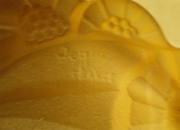 Lustre Art Déco français en verre doré dépoli avec motif floral, grand abat-jour unique suspendu par une chaîne tressée. Signé Degue.