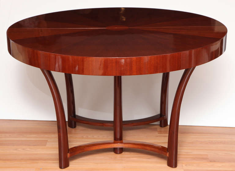 Table de salle à manger ronde Widdicomb avec extension conçue en 1938. Il y a 2 feuilles qui mesurent 12