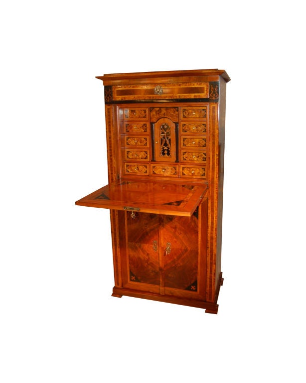 Bureau Secretaire, Biedermeier. Nussbaum, Vogelaugenholz, Wurzelholz, Intarsien, Geheimfächer.