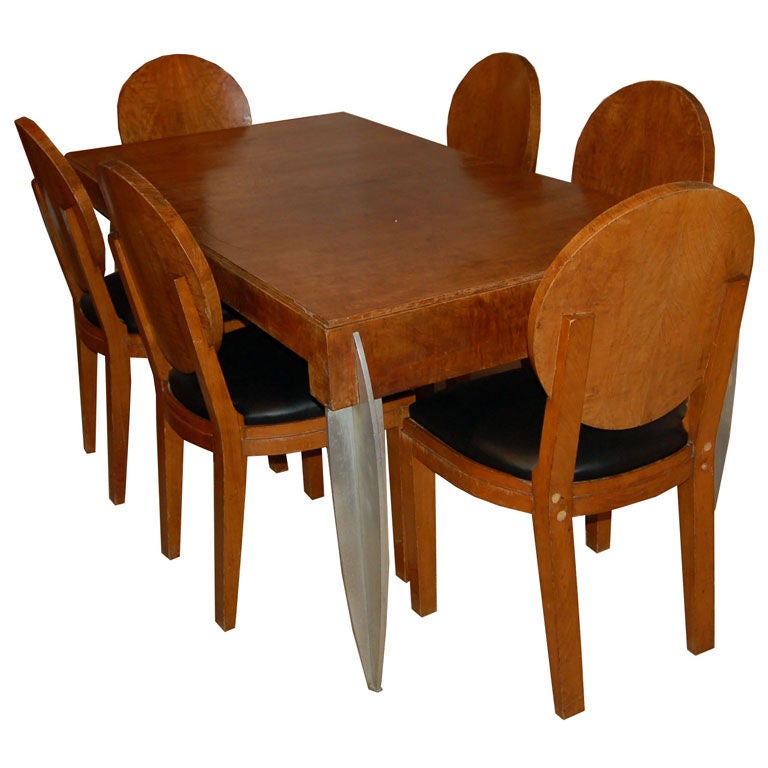 Ensemble de salle à manger en loupe de frêne et duralumin avec buffet et six chaises. Dessiné par Michel Dufet, 1931. Une suite de salle à manger similaire a été exposée au Salon d'Automne, à Paris, en 1931.
Dimensions :
Chaises - 19