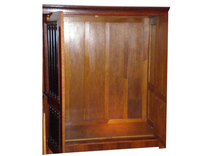 Armoire/meuble Biedermeier en noyer et bois de racine avec 2 grandes portes, colombages ébénisés et ferrures dorées.