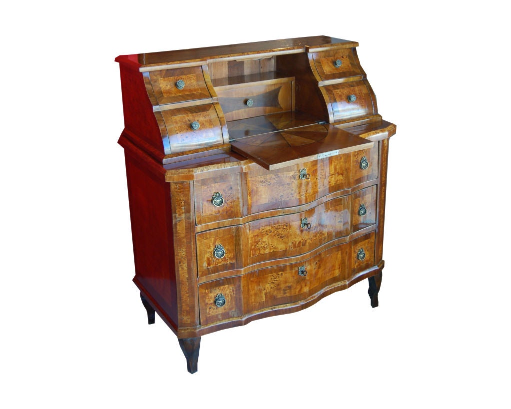 Ufficio/comodino Biedermeier in quercia, noce, legno di frutta e acero. Piano di scrittura frontale con cassetti interni sopra tre grandi cassetti.