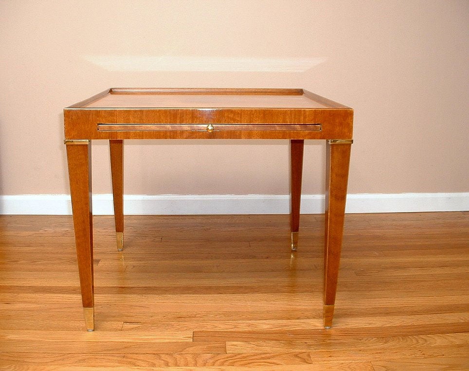 Lacquered Mahogany End Table with Pull-Out Tray (amerikanisch)