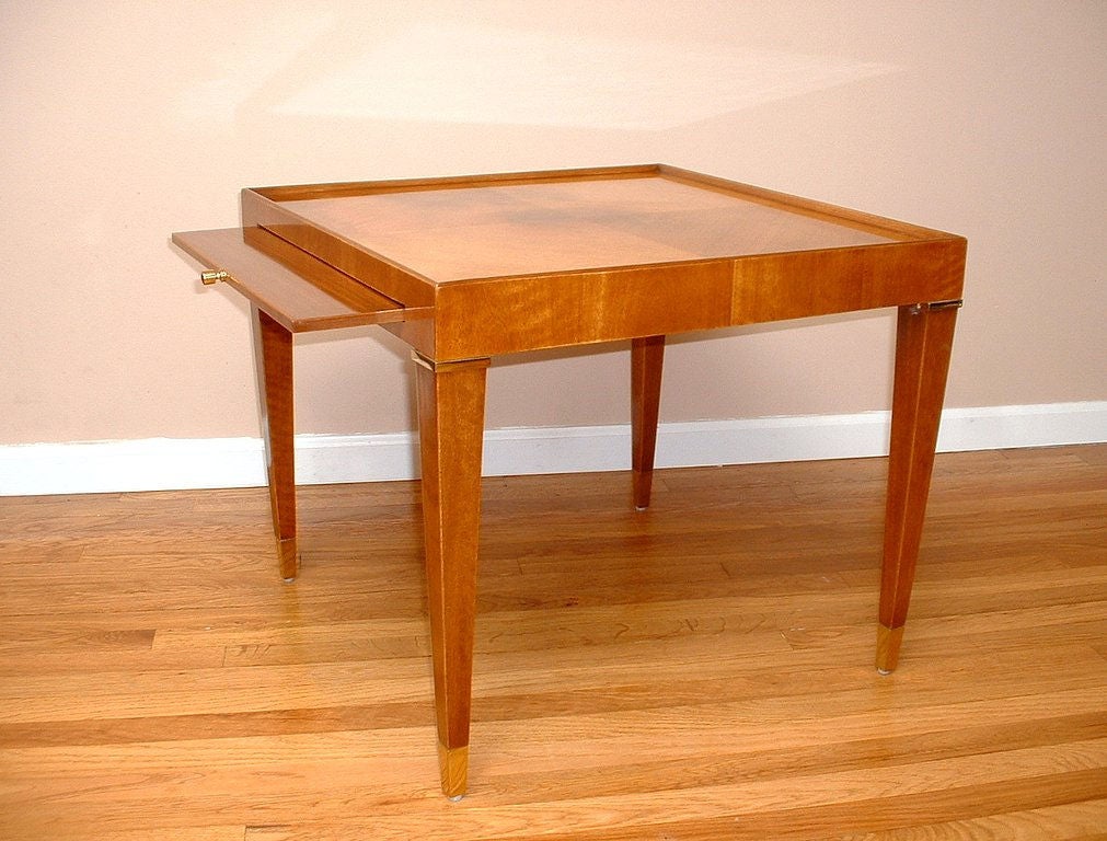 Lacquered Mahogany End Table with Pull-Out Tray im Zustand „Gut“ in Brooklyn, NY