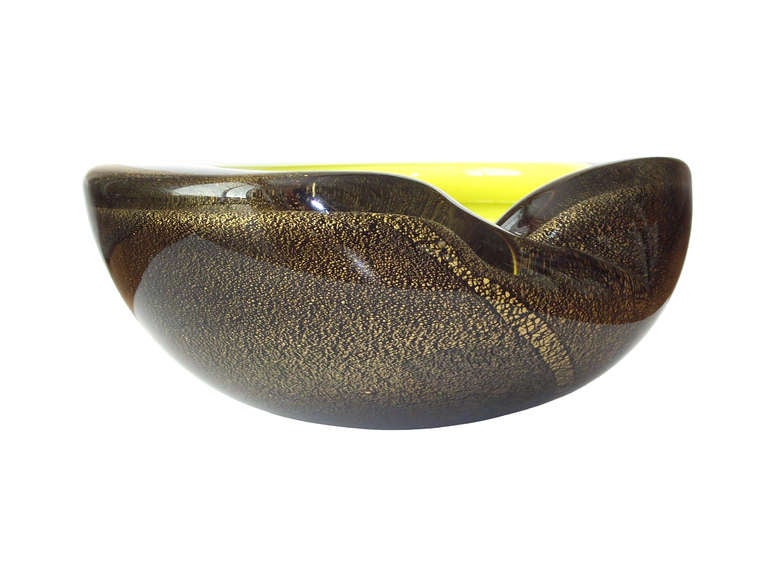 Mid-Century Modern Pair of Cased Murano Glass Bowls in Yellow and Gold by Alfredo Barbini