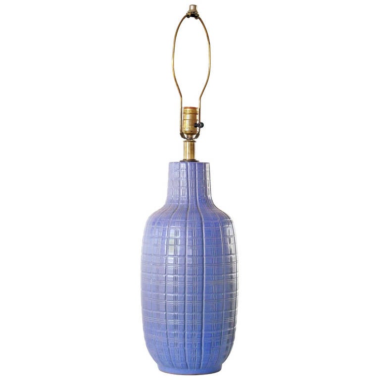 Eine Keramiklampe von Design Technics aus den 1960er Jahren in einer flippigen, blau-violetten Glasur und mit einer handgefertigten geometrischen Dekoration. Lustig und ungewöhnlich.

*gesamthöhe bis Kreuzblume: 29