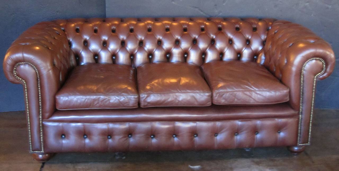 English Chesterfield Sofa of Tufted Leather In Good Condition For Sale In Austin, TX