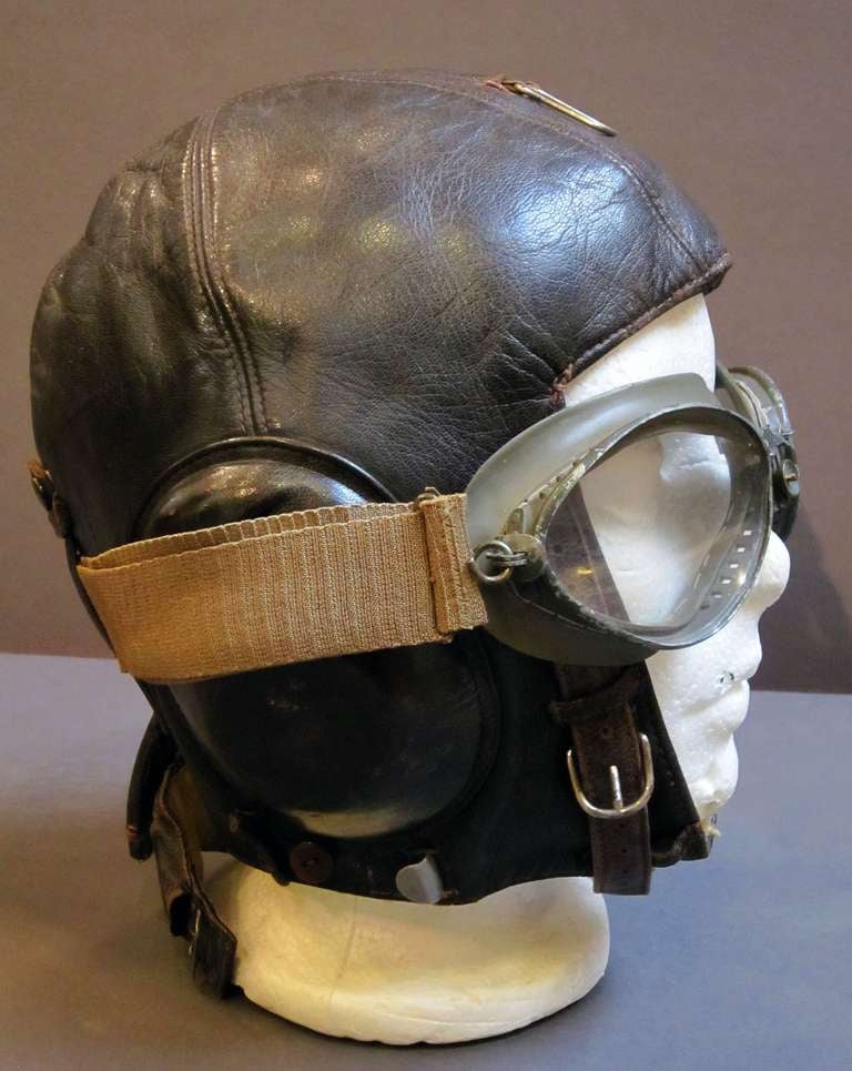 Deutscher Luftwaffe-Fliegerhelm und -Kleidung (Mitte des 20. Jahrhunderts) im Angebot