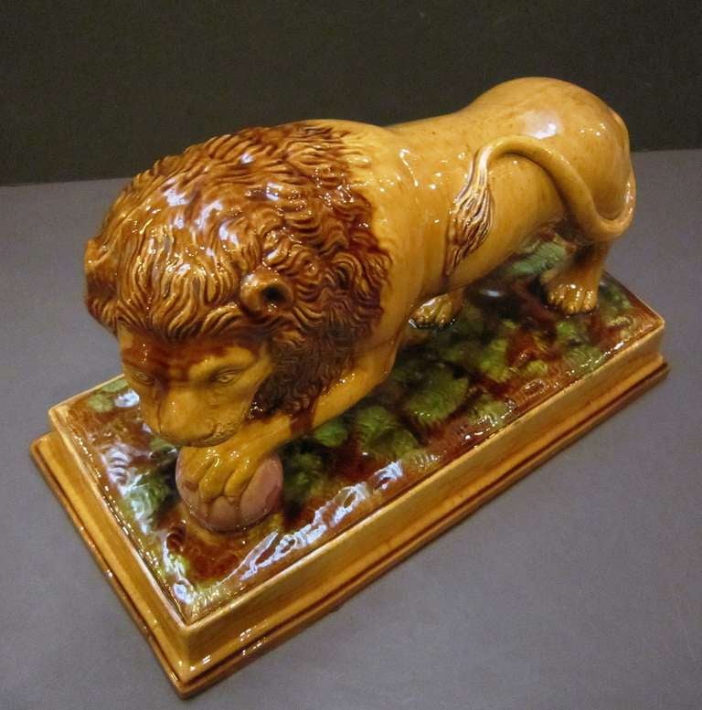 XIXe siècle Lion anglais Staffordshire avec glaçure treacle