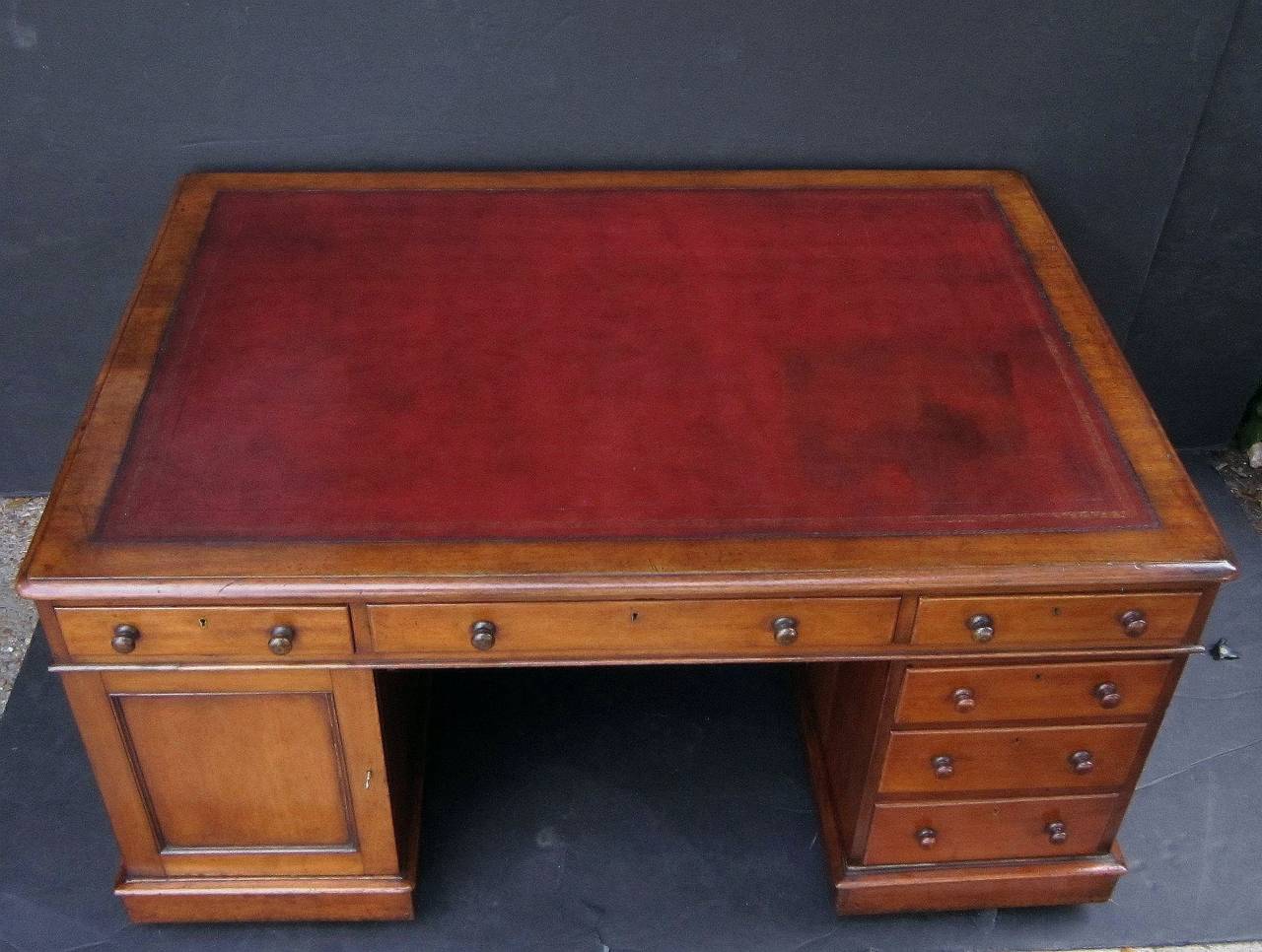 Large English Partner's Pedestal Desk of Mahogany In Good Condition In Austin, TX