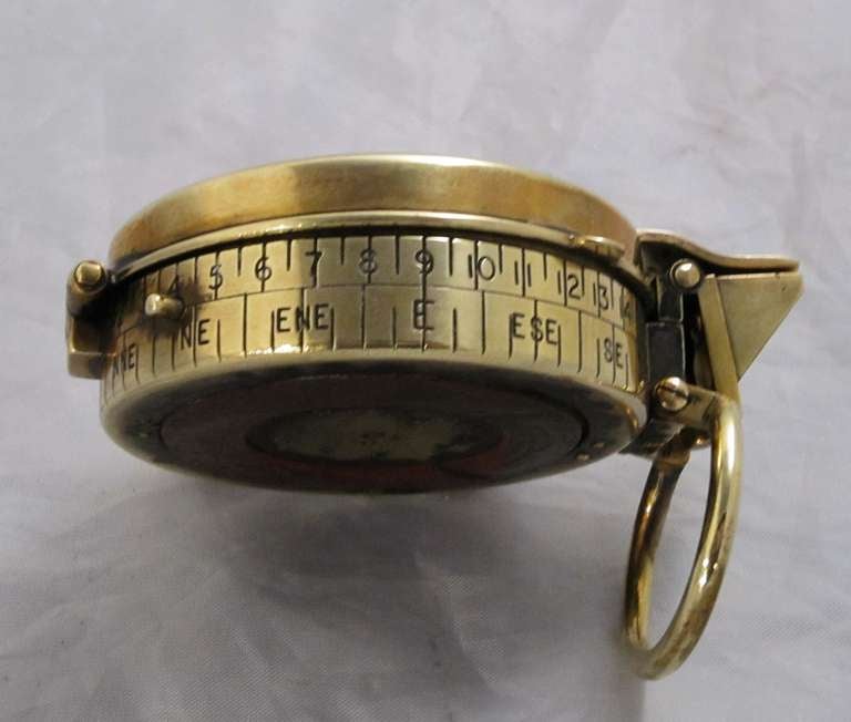 20ième siècle Boussole de marche britannique de la Première Guerre mondiale avec étui en cuir