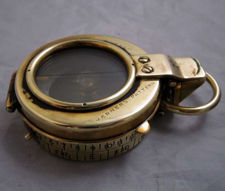 Boussole de marche britannique de la Première Guerre mondiale avec étui en cuir Excellent état à Austin, TX