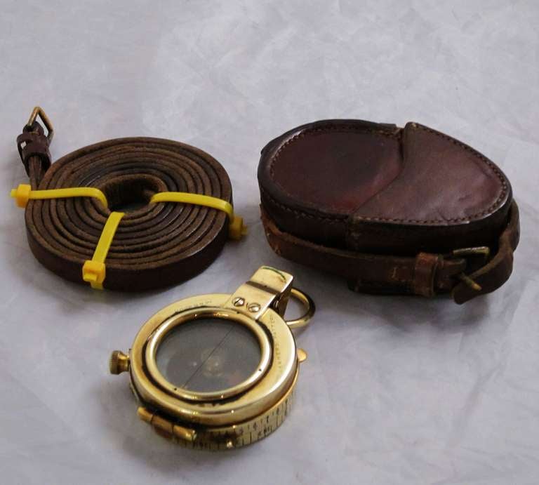 Verre Boussole de marche britannique de la Première Guerre mondiale avec étui en cuir