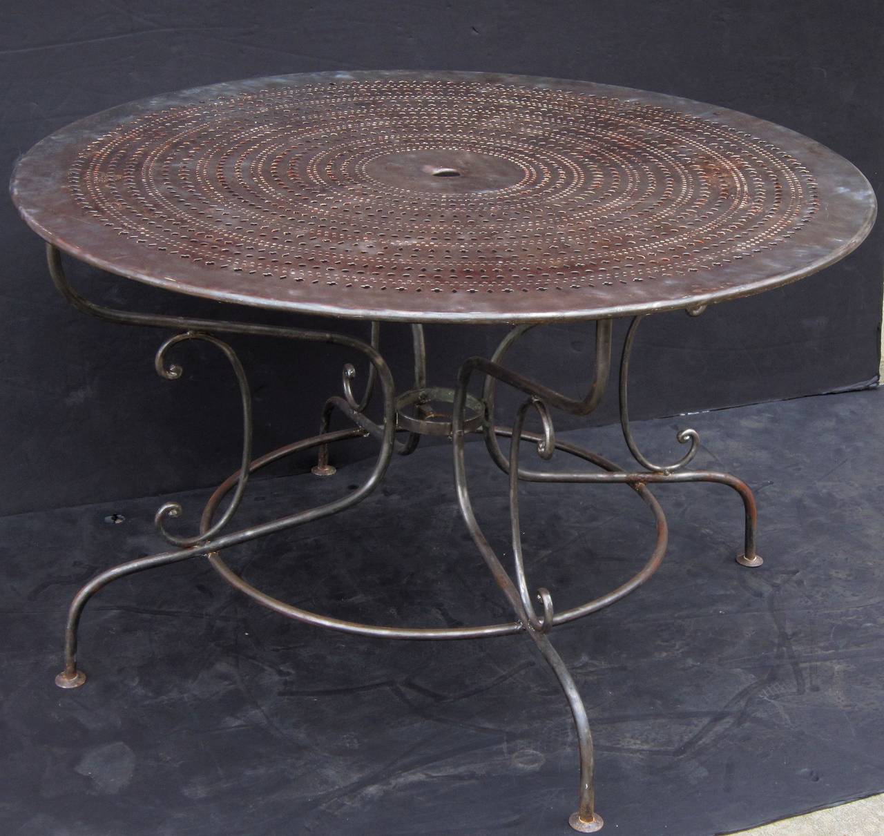 large round garden table