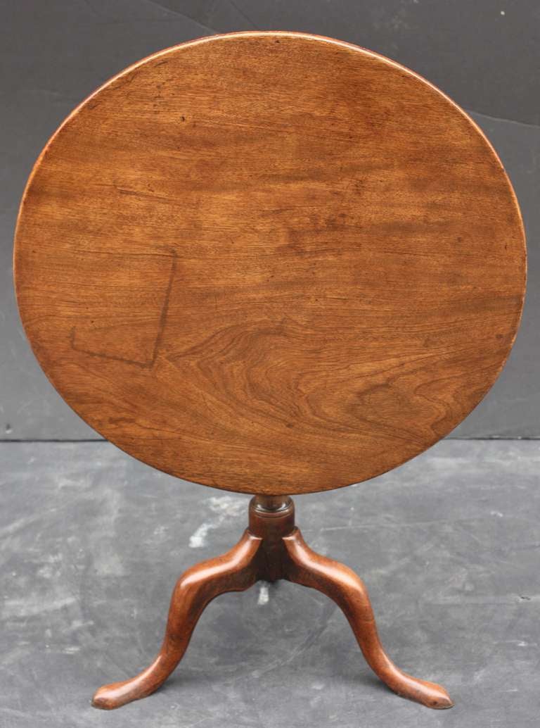 English Tilt-Top Tripod Table of Mahogany In Excellent Condition In Austin, TX