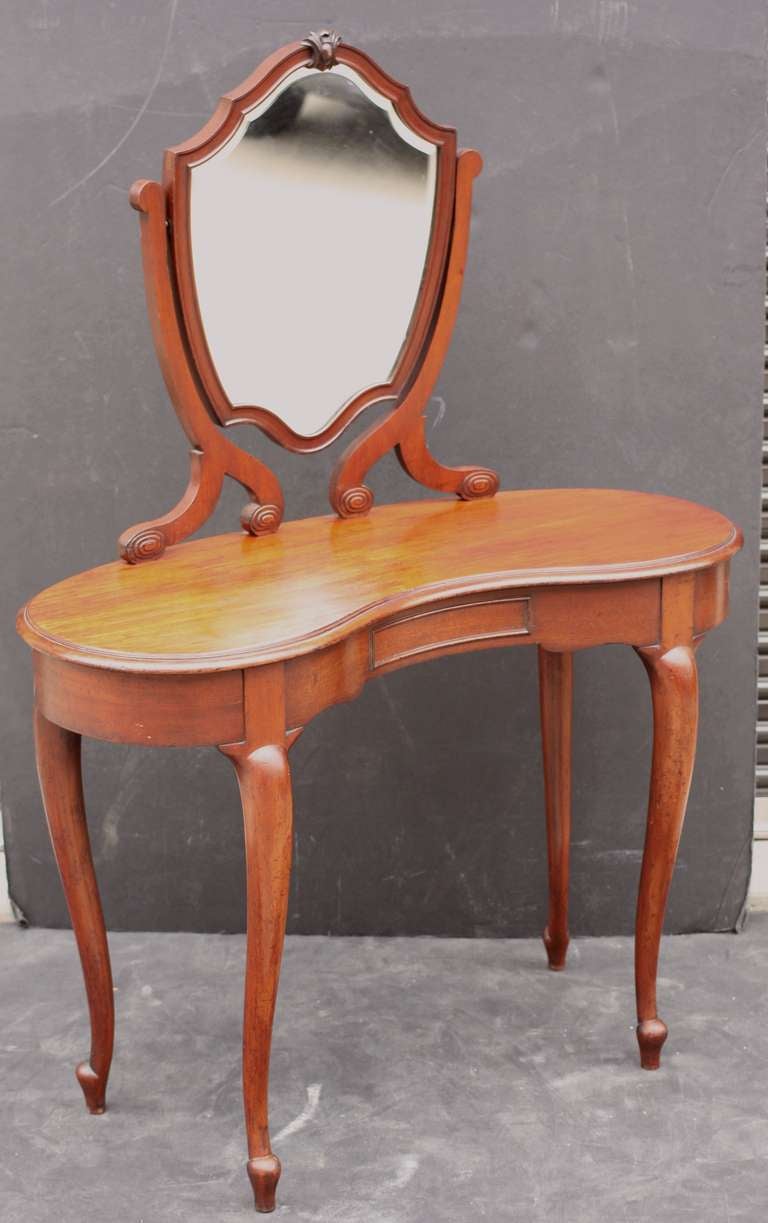 English Vanity Dresser of Mahogany