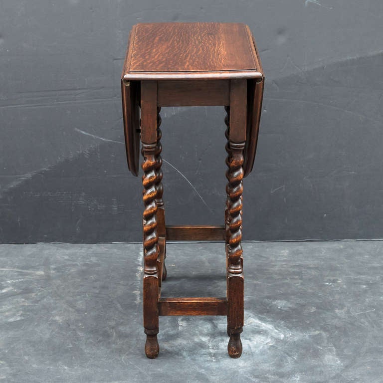 English Drop-Leaf Gate-leg Table In Excellent Condition In Austin, TX