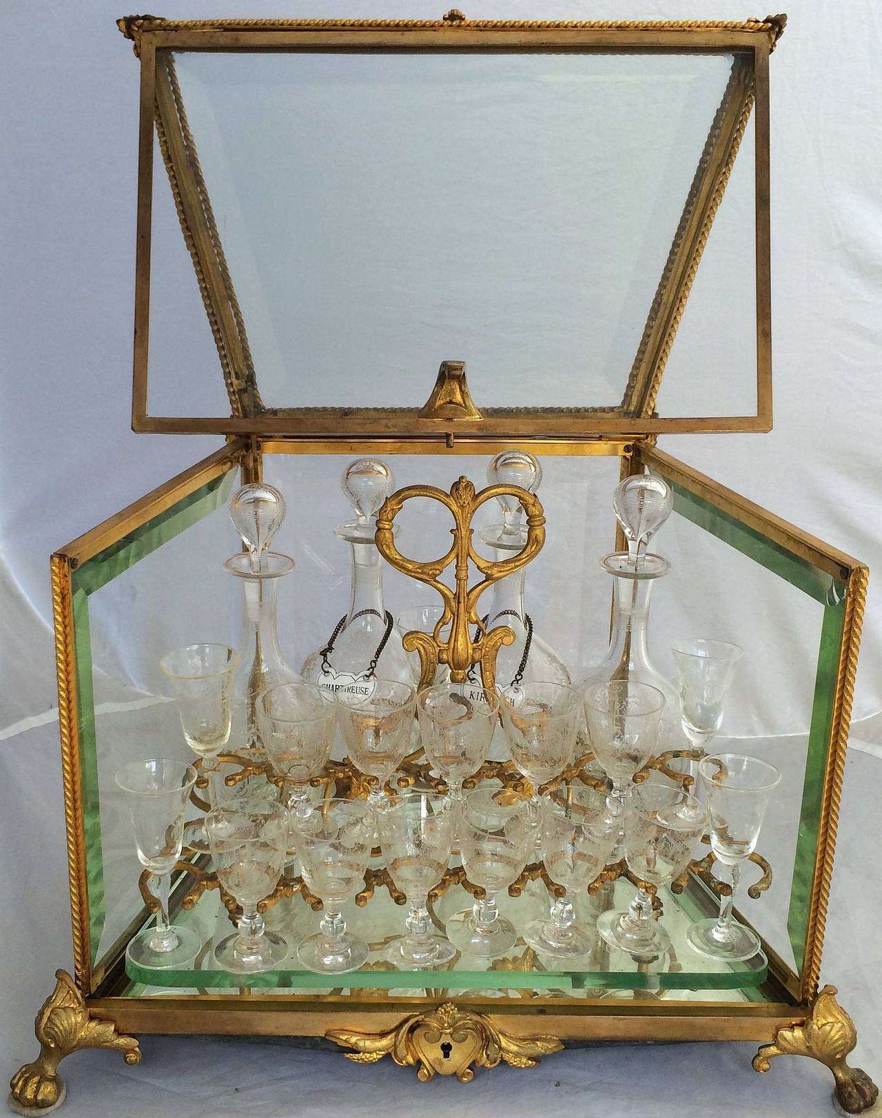 Juego de Copas Tántalo Francés de Bronce Dorado Movimiento estético