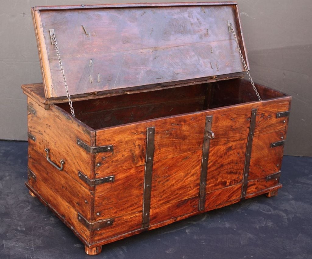 XIXe siècle Coffre en bois lié au fer datant de la campagne électorale