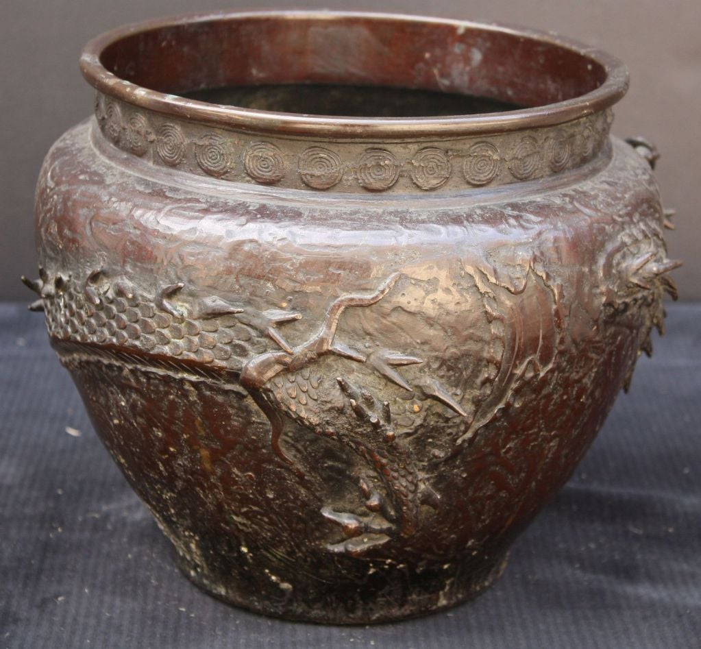 Japonais Jardinière en bronze avec relief de dragon du Japon de l'ère Meiji