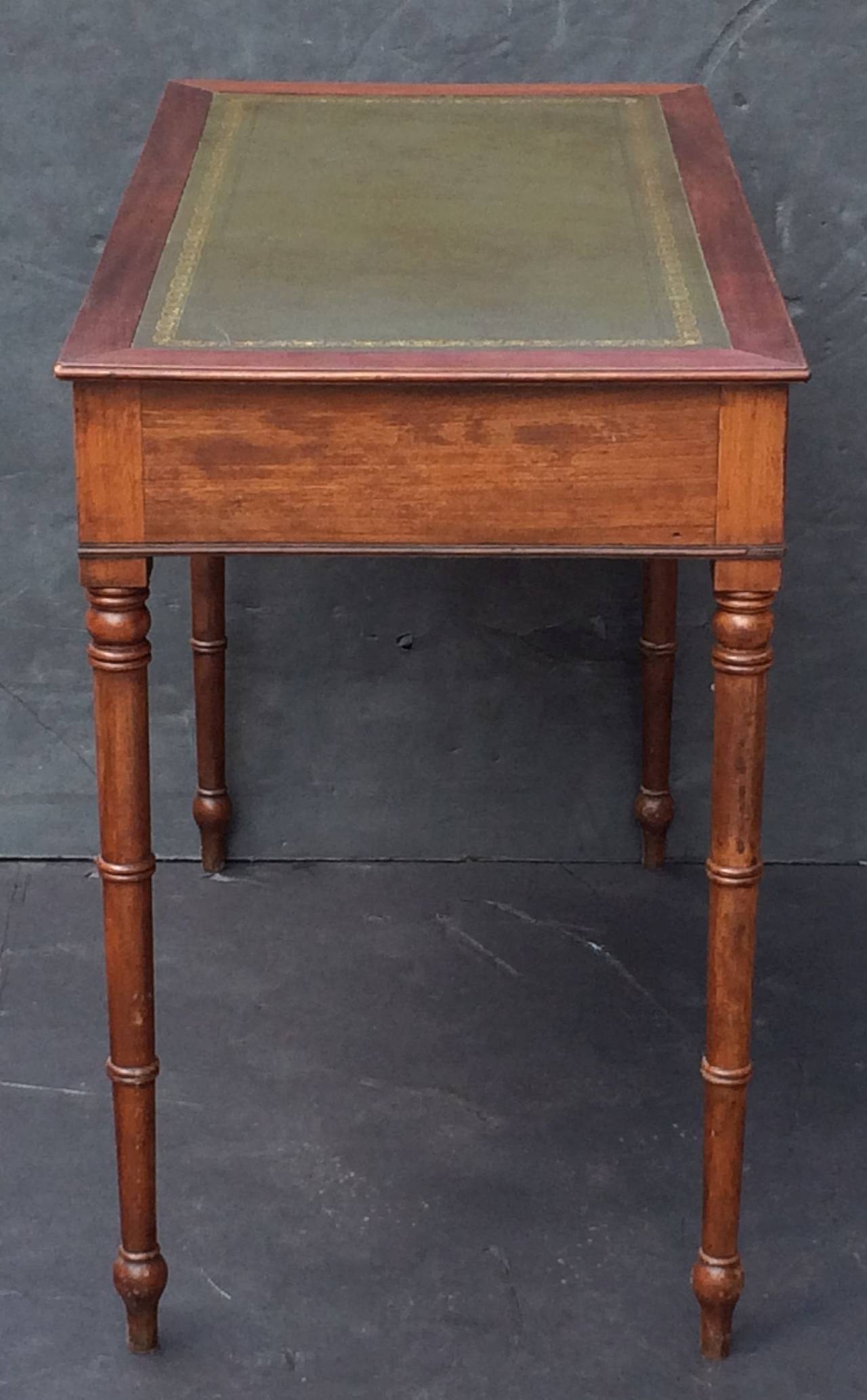 English Writing Table of Mahogany In Excellent Condition In Austin, TX