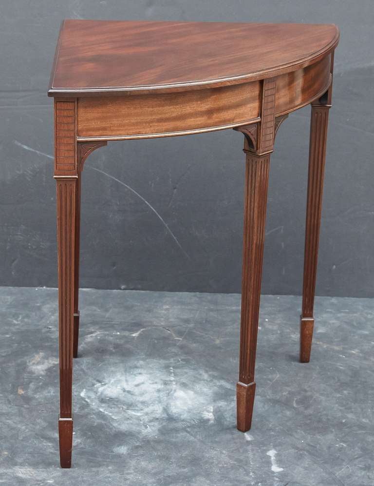 English Corner Table of Mahogany In Excellent Condition In Austin, TX