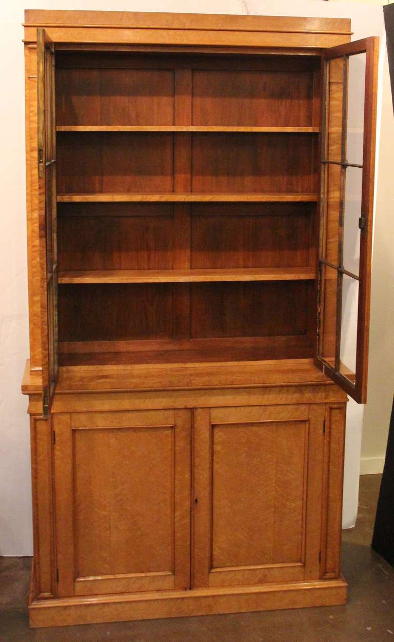English Library Bookcase of Curly Maple in Biedermeier Style In Excellent Condition In Austin, TX