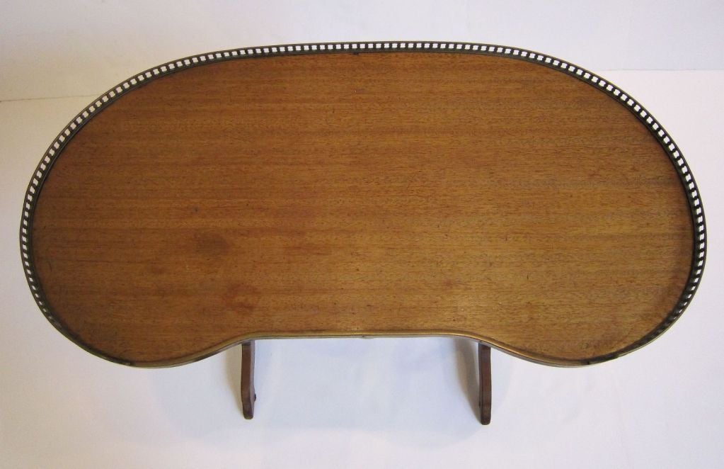 Französischer gestufter Tabletttisch aus Mahagoni mit Galerie aus Messing (Metall) im Angebot