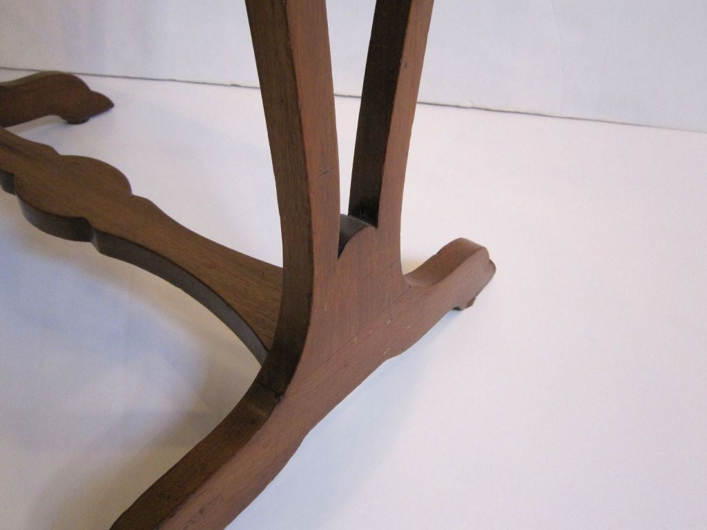 Französischer gestufter Tabletttisch aus Mahagoni mit Galerie aus Messing im Angebot 2