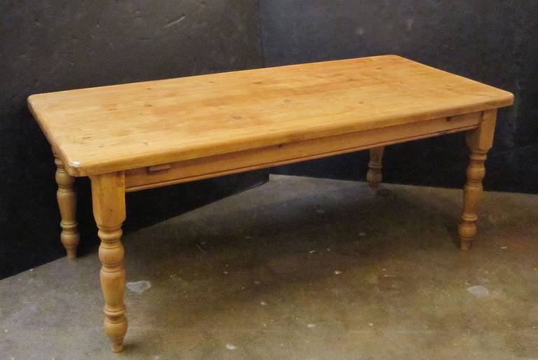 English Farm Table of Pine In Excellent Condition In Austin, TX