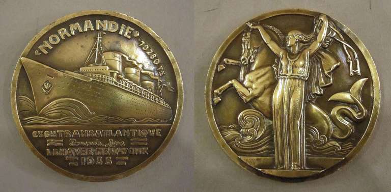 Bel exemple d'un chef-d'œuvre de l'ère Art déco et pièce intéressante de l'histoire nautique:: ce médaillon en bronze a été conçu par Jean Vernon et produit par la Monnaie de Paris pour le voyage transatlantique inaugural du célèbre paquebot SS